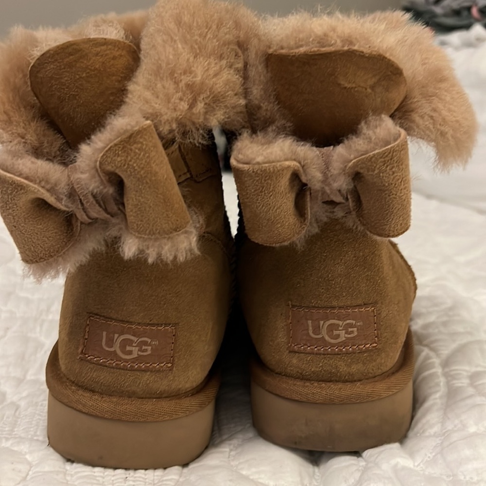 Ugg short boot with bow women’s 8